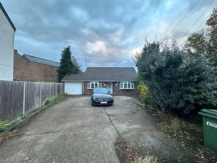 3 Bedroom Detached Bungalow To Rent In Slough, Berkshire, SL3