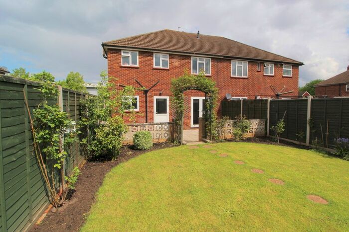 2 Bedroom Flat To Rent In Royston Road, Byfleet, Surrey, KT14