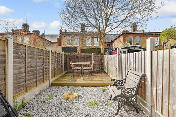 3 Bedroom Maisonette For Sale In Blyth Road, Walthamstow, Waltham Forest, E17