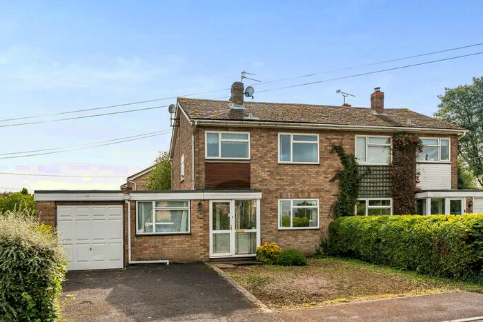3 Bedroom Semi-Detached House For Sale In St Johns Way, Hempton, Banbury, OX15
