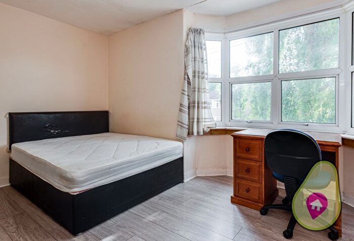 6 Bedroom Semi-Detached House To Rent In Cricket Road, Oxford, OX4