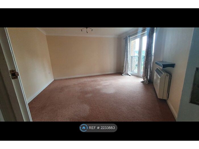 2 Bedroom Flat To Rent In Clarendon Way, Colchester, CO1