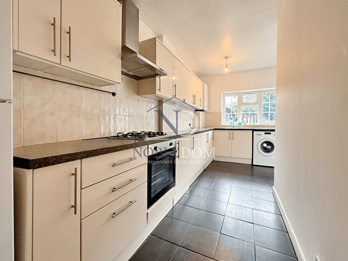 3 Bedroom Semi-Detached House To Rent In Lime Tree Road, Heston, TW5
