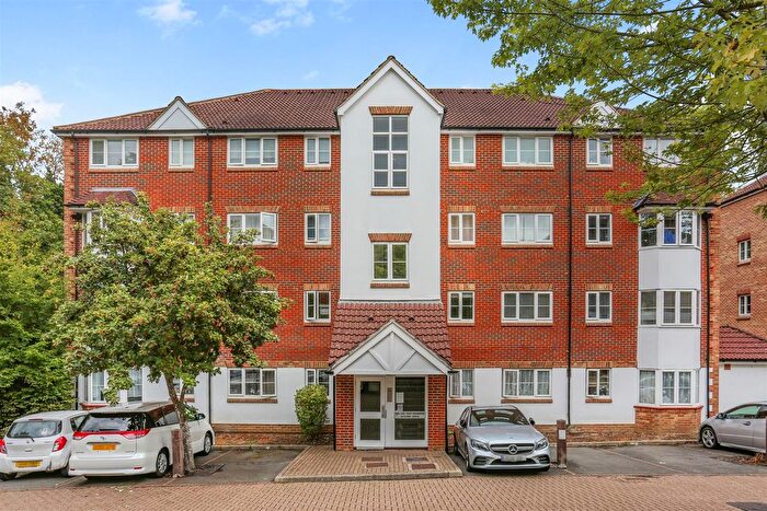 2 Bedroom Flat For Sale In Autumn Drive, Sutton, SM2