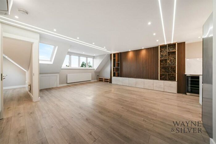 3 Bedroom Apartment To Rent In The Ridgeway, London, NW11