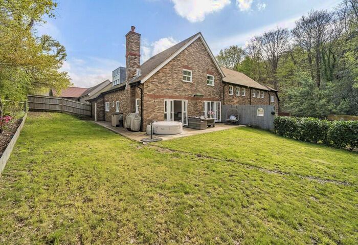 4 Bedroom End Of Terrace House For Sale In Birch Court, Fittleworth, West Sussex, RH20