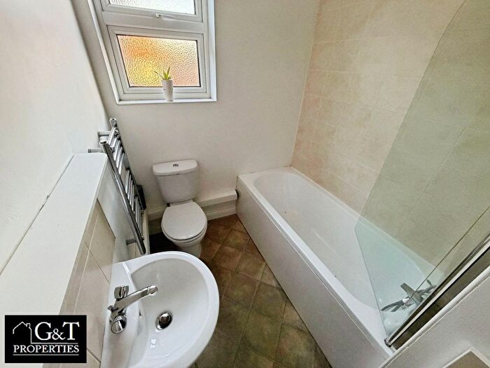 2 Bedroom Flat To Rent In High Street, Cradley Heath, B64