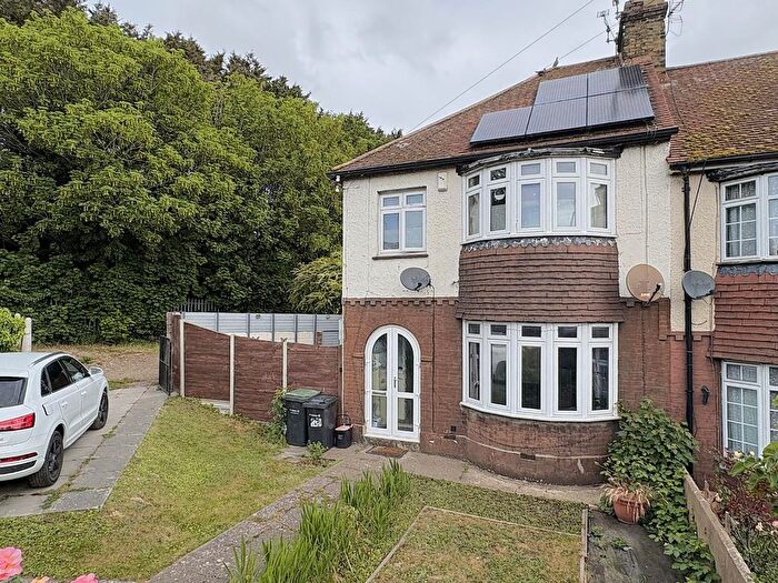 3 Bedroom End Terrace House For Sale In Old Road East, Gravesend, DA12