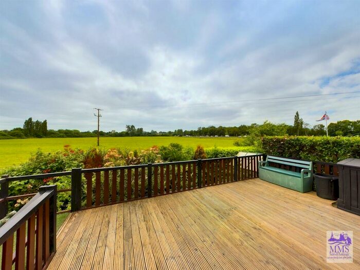 2 Bedroom Park Home For Sale In Hampstead Lane, Yalding, ME18