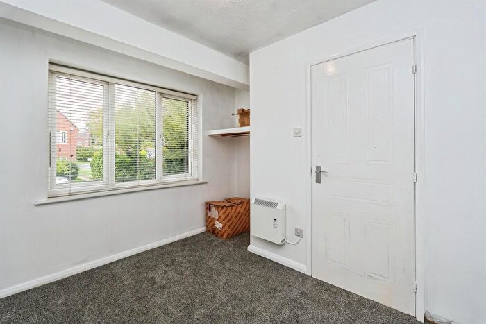 2 Bedroom Maisonette For Sale In Beacon Close, Rownhams, Southampton, SO16