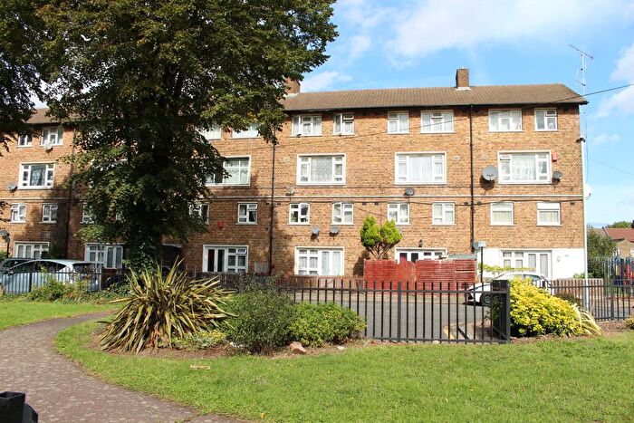 3 Bedroom Maisonette To Rent In Kings Court, London, E13