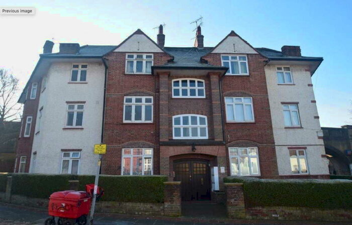 4 Bedroom Ground Flat To Rent In Crescent Court, Golders Green Crescent, London, NW11
