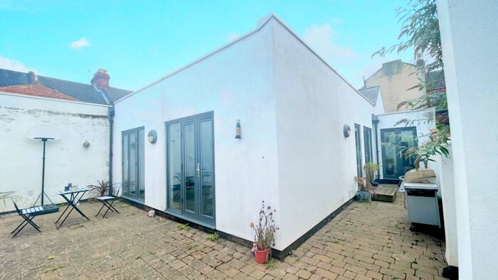 2 Bedroom Flat To Rent In Colwyn Road, The Mounts, Northampton, NN1