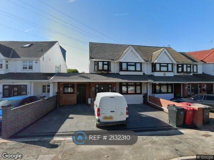 2 Bedroom Semi-Detached House To Rent In House, Slough, SL1