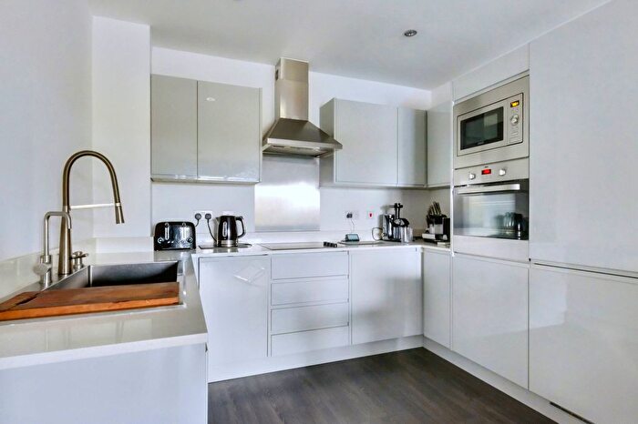2 Bedroom Flat For Sale In The Causeway, Great Baddow, Chelmsford, CM2