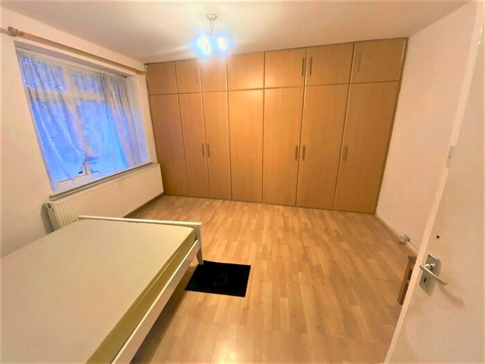 2 Bedroom Flat To Rent In West Avenue, Southall, UB1