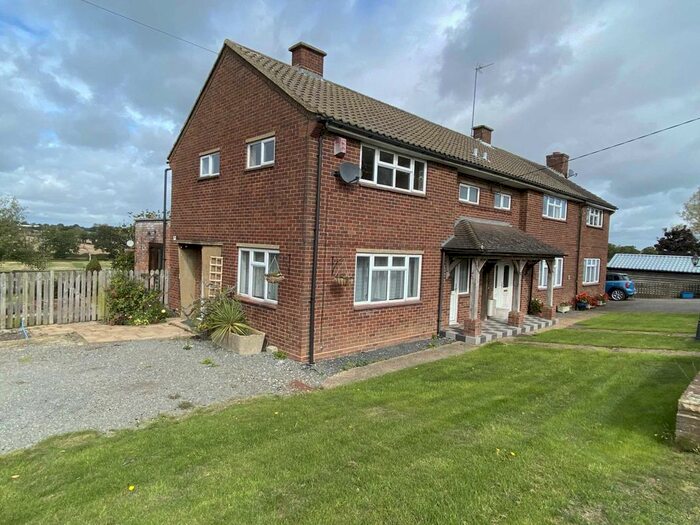 3 Bedroom Cottage To Rent In Crossoaks Farm, Well End, Borehamwood, WD6