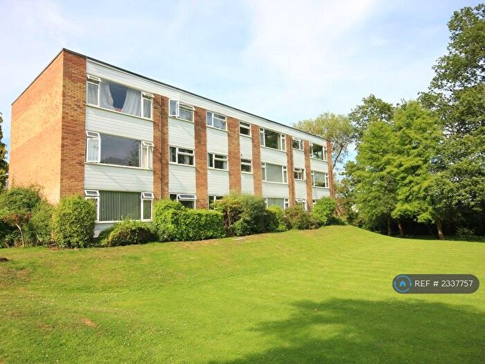 2 Bedroom Flat To Rent In Claremont Avenue, Surrey, GU22