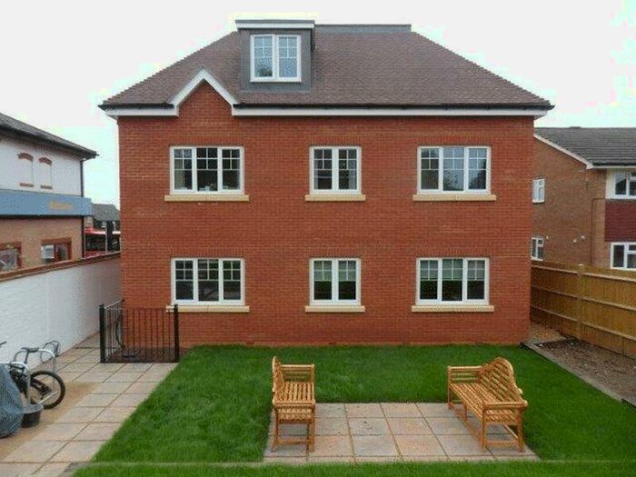 2 Bedroom Flat To Rent In East Street, Epsom, KT17