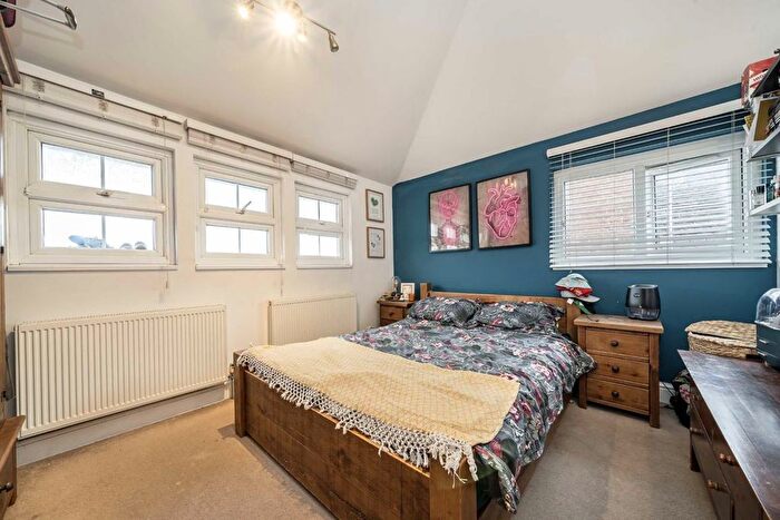 2 Bedroom Flat For Sale In Faversham Road, London, SE6