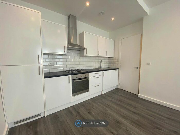 3 Bedroom Flat To Rent In Green Lanes, London, N4