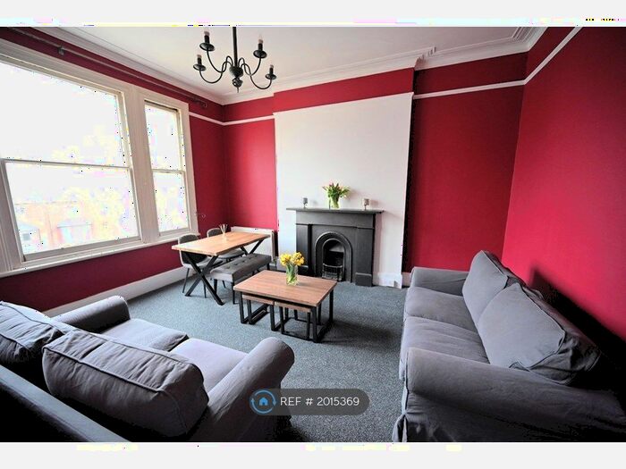 2 Bedroom Flat To Rent In The Avenue, London, W13