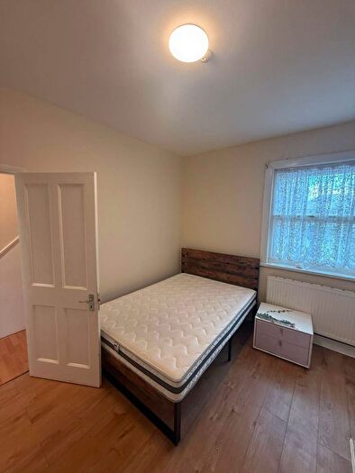 2 Bedroom Maisonette To Rent In Victoria Road, Southall, UB2