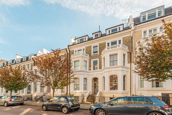 1 Bedroom Flat To Rent In Campden Hill Gardens, Notting Hill, London, W8