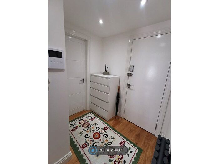 Studio To Rent In Bounds Green Road, London, N22