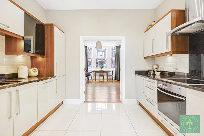 2 Bedroom Flat For Sale In Conway Road, London, N14