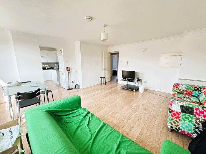 2 Bedroom Flat To Rent In Brixton Road, London, SW9