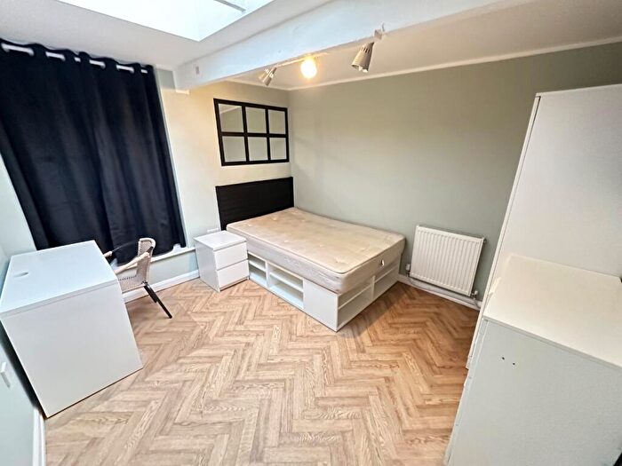 Studio To Rent In En Suite, Park Street, Luton, Bedfordshire, LU1