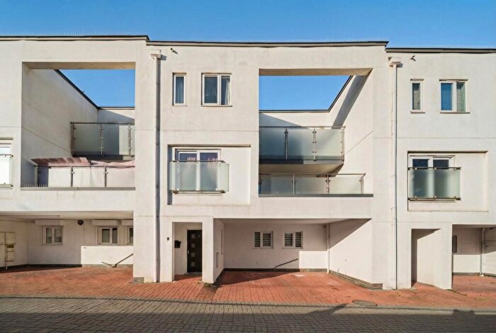 3 Bedroom Town House For Sale In Lakedale Court, Waterside, Dartford, Kent, DA1