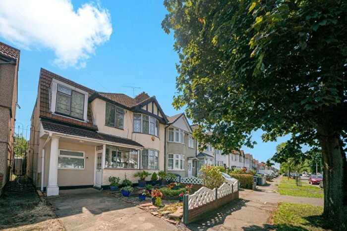 5 Bedroom End Of Terrace House For Sale In Somervell Road, Harrow, HA2