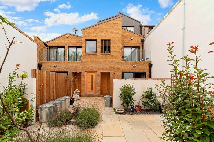 1 Bedroom Flat To Rent In Gayford Road, London, W12