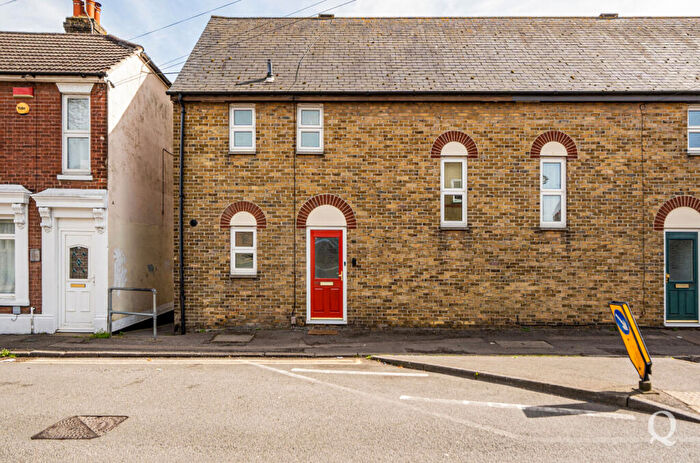 2 Bedroom End Of Terrace House For Sale In Crown Road, Sittingbourne, Kent, ME10