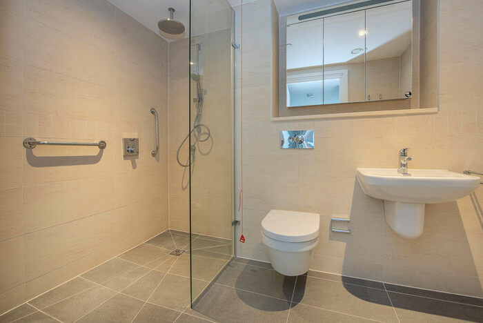 2 Bedroom Flat For Sale In Albert Bridge Road, London, SW11