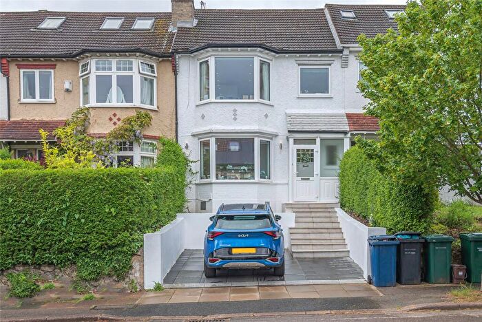 4 Bedroom House For Sale In Woodlands Avenue, London, N3