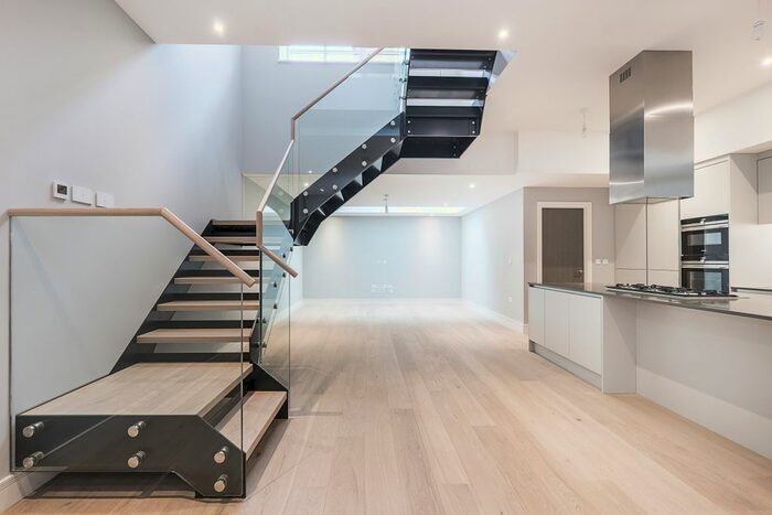 3 Bedroom Town House To Rent In Avery Walk, London, SW11