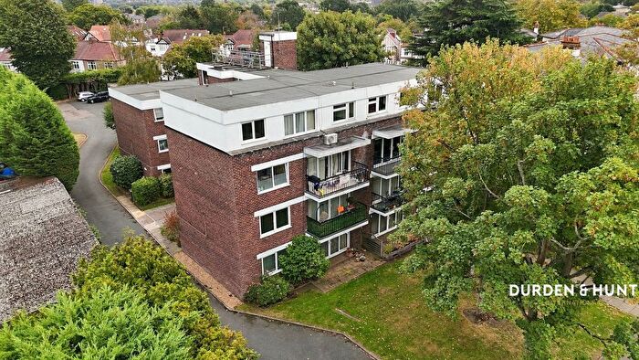 2 Bedroom Flat For Sale In Woodford Road, Gowan Lea, E18