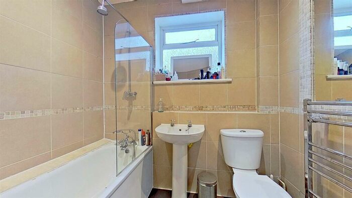 2 Bedroom Flat For Sale In Dagnan Road Clapham South London, SW12