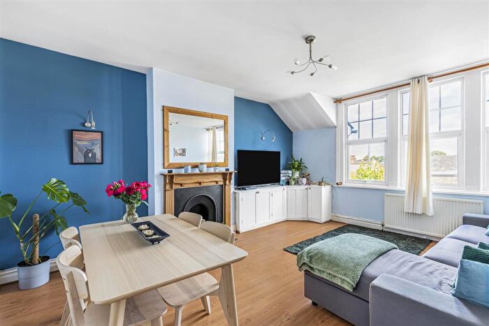 2 Bedroom Flat For Sale In Upper Richmond Road West, East Sheen, SW14