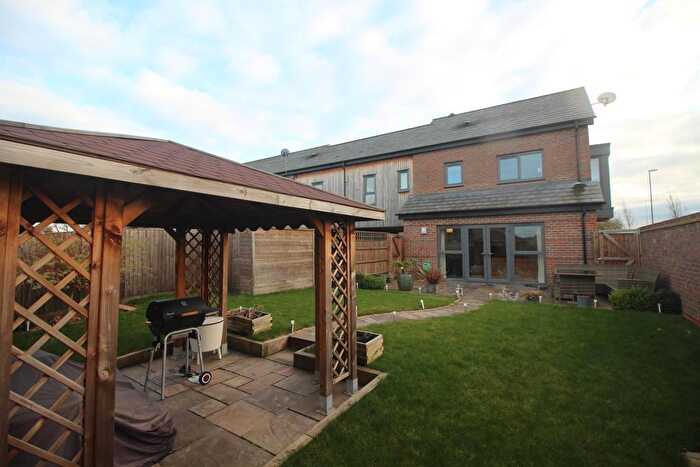 3 Bedroom End Of Terrace House To Rent In Larson Close, Oakgrove, MK10