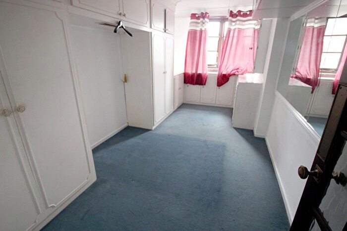 2 Bedroom Flat To Rent In Market Square, London, E14