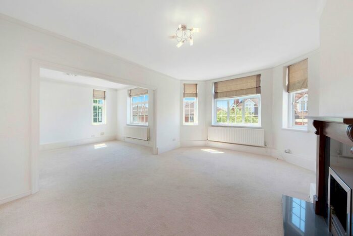 3 Bedroom Flat To Rent In Raymond Road, London, SW19