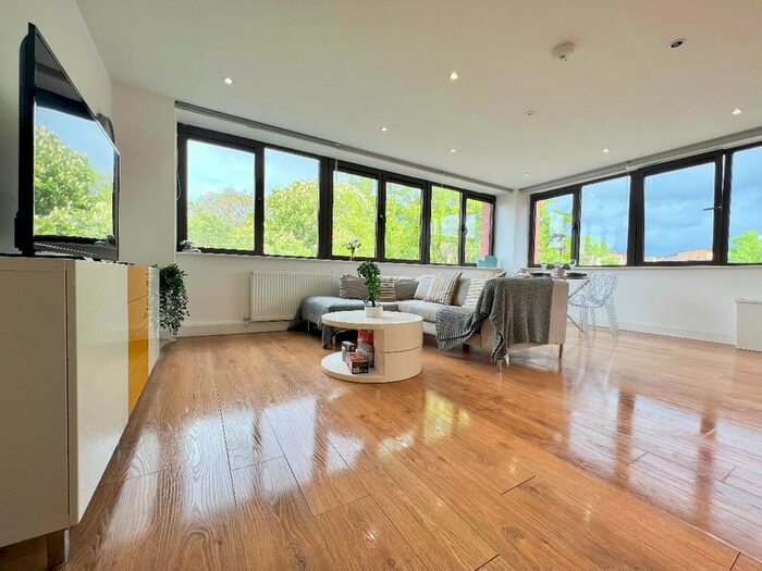 2 Bedroom Flat To Rent In Hopton House, A Streatham High Road, London, SW16