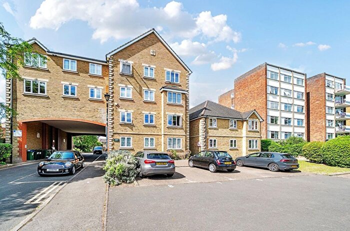 2 Bedroom Flat For Sale In Arborfield Close, London, SW2