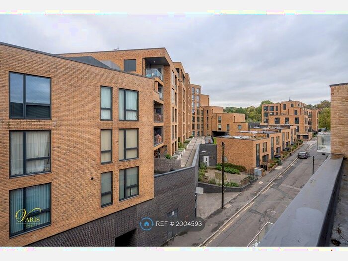 3 Bedroom Flat To Rent In Station Approach Road, London, CR5