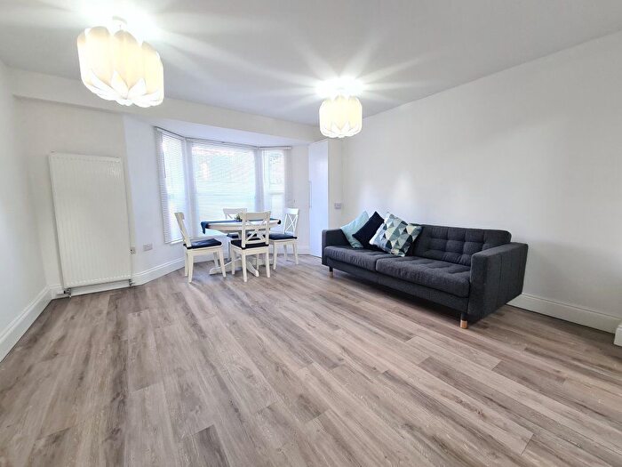 3 Bedroom Flat To Rent In Isledon Road, London, London, N7