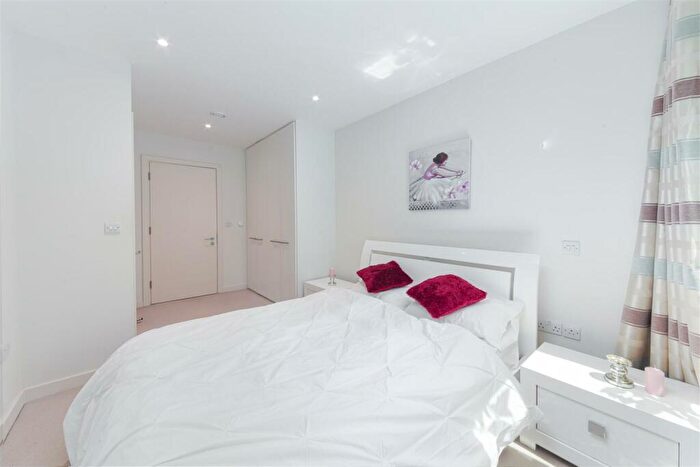 2 Bedroom Flat To Rent In Trematon Walk, London, N1